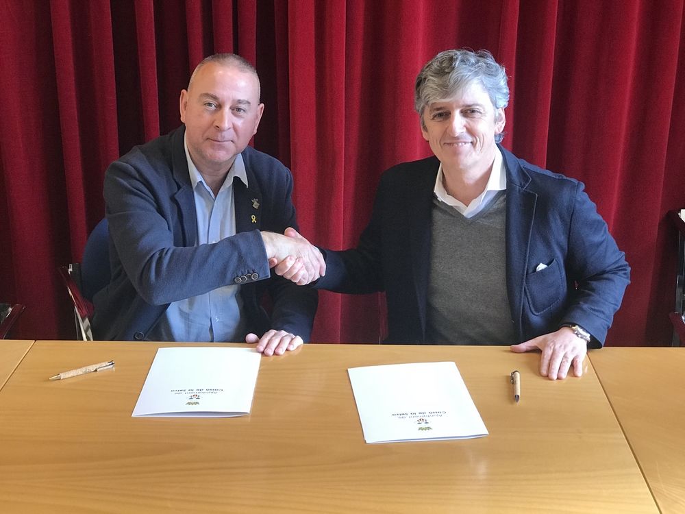 L’Alcalde de Cassà, Sr. Robert Mundet i el president de la Fundació per a la Promoció del Sector Surer, Sr. Joan Puig, signant el conveni de col·laboració. 