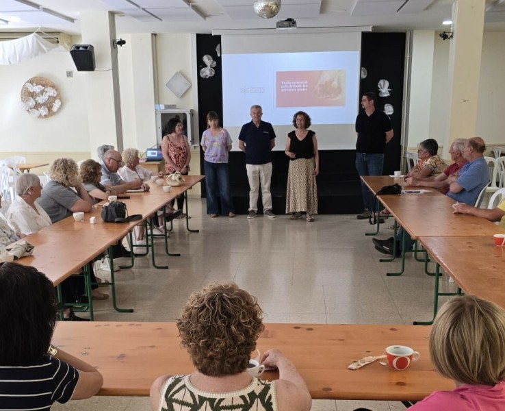 Tanquem la temporada de cafès tertúlia parlant sobre els drets de les persones grans i les relacions intergeneracionals