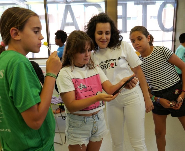 Nous tallers de competències digitals durant les vacances d’estiu per infants i joves